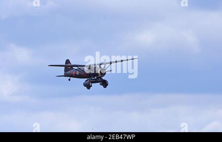 1938 Westland Lysander Flugzeuge im Flug blauen Himmel und Wolken. Stockfoto