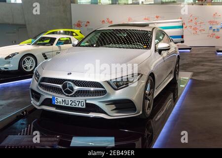 Luxus-Sportwagen Mercedes Benz Slr. Innenraum des Mercedes Benz Museums in Stuttgart. Stockfoto