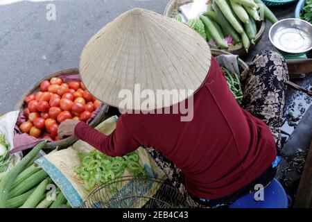 Eine vietnamesische Frau, die Gemüse in Hoi an, Vietnam verkauft. Stockfoto