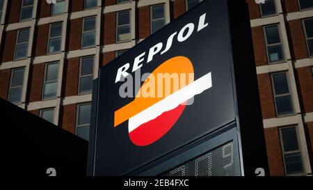 Schild einer Repsol-Tankstelle in der Nähe eines Gebäudes. Repsol ist ein wichtiges spanisches Energieunternehmen mit Sitz in Madrid Stockfoto