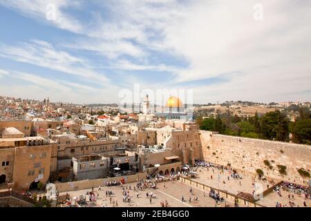 Israel Jerusalem Klagemauer mit der vergoldeten Kuppel der Rock im Hintergrund Stockfoto