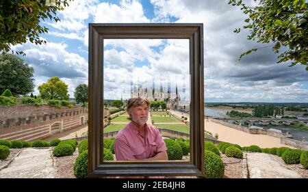 Männlicher Tourist posiert in Bilderrahmen Requisite in Gärten von Château d'Amboise im Loire-Tal von Frankreich Stockfoto