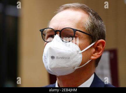 Berlin, Deutschland. Februar 2021, 12th. Michael Müller (SPD), Regierender Bürgermeister von Berlin, nimmt an der Sitzung des Bundesrates 1.000th mit Mund- und Nasenschutz Teil. Die Kammer der Länder wurde am 7. September 1949 - am gleichen Tag wie der Bundestag - in Bonn konstituiert. Kredit: Fabrizio Bensch/Reuters/Pool/dpa/Alamy Live Nachrichten Stockfoto