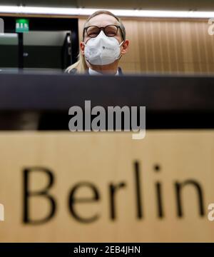 Berlin, Deutschland. Februar 2021, 12th. Michael Müller (SPD), Regierender Bürgermeister von Berlin, nimmt an der Sitzung des Bundesrates 1.000th mit Mund- und Nasenschutz Teil. Die Kammer der Länder wurde am 7. September 1949 - am gleichen Tag wie der Bundestag - in Bonn konstituiert. Kredit: Fabrizio Bensch/Reuters/Pool/dpa/Alamy Live Nachrichten Stockfoto