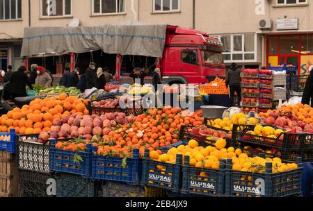 Emirdag, Türkei - Januar 26 2021: Lokaler Markt mit verschiedenen Obst- und Gemüsesorten. Stockfoto