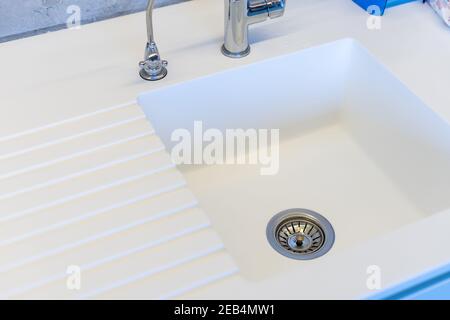 Wasserhahn, aus dem das Wasser fließt. Der Preis steigt. Löscht Durst. Probleme mit Wasser in einigen Ländern. Wasserhahn und Filter. Stockfoto