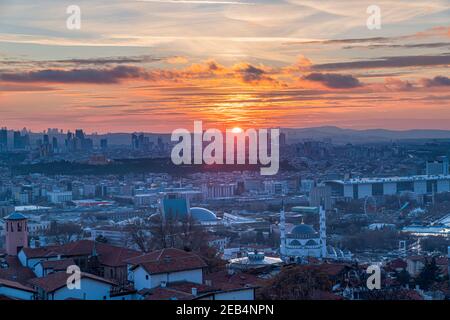 Ankara, Türkei-Januar 29 2021: Blick auf die Stadt vom Schloss Ankara im Sonnenuntergang Stockfoto