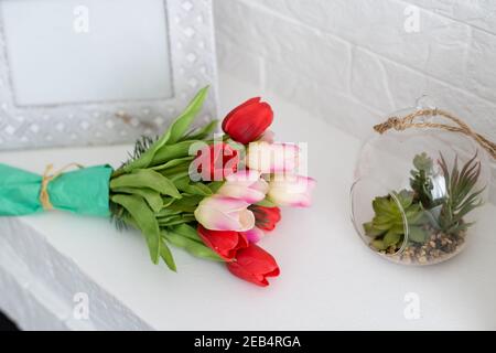 Stillleben mit bunten Tulpen Stockfoto