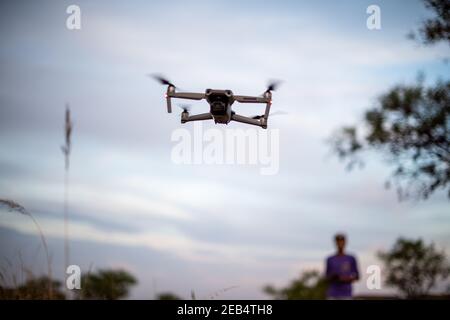 Drohne gesehen schwebt im Himmel während der Dämmerung Stockfoto