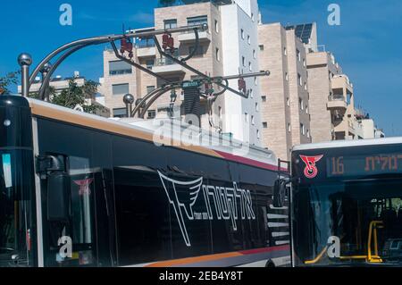 Ladestation für Elektrobusse. Fotografiert in Tel Aviv, Israel Busse Stockfoto