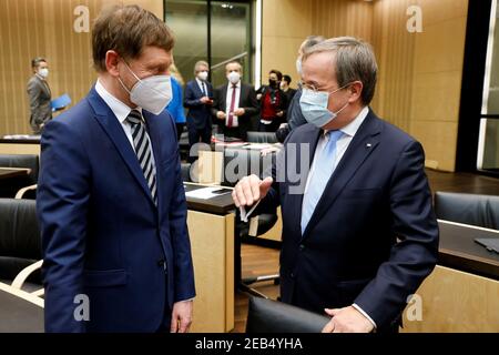 Berlin, Deutschland. Februar 2021, 12th. Vor der Sitzung des Bundesrates 1000th sprechen der Ministerpräsident des Landes Nordrhein-Westfalen, Armin Laschet (r, CDU), und der sächsische Ministerpräsident Michael Kretschmer (CDU). Die Kammer der Länder wurde am 7. September 1949 - am gleichen Tag wie der Bundestag - in Bonn konstituiert. Quelle: dpa picture Alliance/Alamy Live News Stockfoto