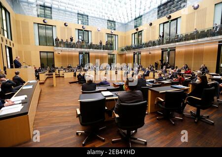 Berlin, Deutschland. Februar 2021, 12th. Reiner Haseloff (l, CDU), Ministerpräsident von Sachsen-Anhalt und amtierender Bundespräsident, spricht auf der Sitzung des Bundesrates 1000th. Die Kammer der Länder wurde am 7. September 1949 - am gleichen Tag wie der Bundestag - in Bonn konstituiert. Quelle: dpa picture Alliance/Alamy Live News Stockfoto