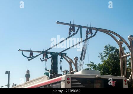 Ladestation für Elektrobusse. Fotografiert in Tel Aviv, Israel Busse Stockfoto