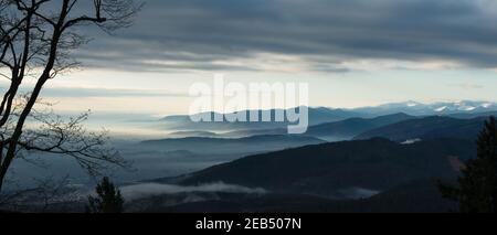 Panoramablick auf das Vogesenmassiv mit Nebel, im Winter von der Burg Haut-Koenigsbourg in Frankreich Stockfoto