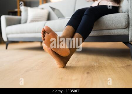 American African Barefoot Frau Beine Auf Beheizten Boden Stockfoto