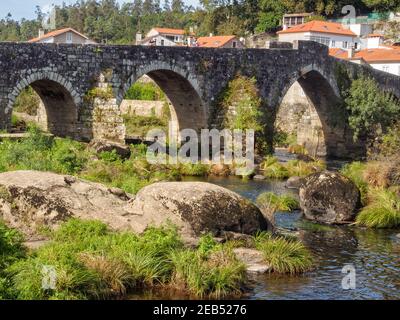 Maceira Brücke (Ponte Maceira) ist eine mittelalterliche Steinbrücke über den Tambre Fluss auf dem Camino Finisterre - Negreira, Galicien, Spanien Stockfoto