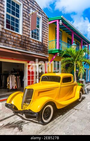 Philipsburg Straße mit einem alten Auto als Dekoration, auf der Insel Saint Martin in der Karibik Stockfoto