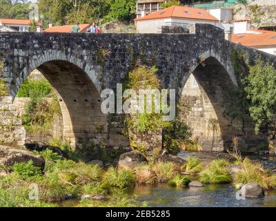 Maceira Brücke (Ponte Maceira) ist eine mittelalterliche Steinbrücke über den Tambre Fluss auf dem Camino Finisterre - Negreira, Galicien, Spanien Stockfoto