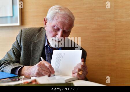 Datei Foto vom 23. Dezember 2019 von Benjamin Orenstein während der Fotosession in Lyon, Frankreich. - Benjamin Orenstein, einer der letzten Überlebenden der Shoah, ehemaliger Präsident des Auschwitz-Überlebenden-Vereins, hat einen großen Teil seines Lebens damit verbracht, neuen Generationen vom Schrecken der Shoah zu erzählen. Er starb am Mittwoch, den 10. Februar 2021, im Alter von 94 Jahren in Lyon. Foto Soudan E/ANDBZ/ABACAPRESS.COM Stockfoto