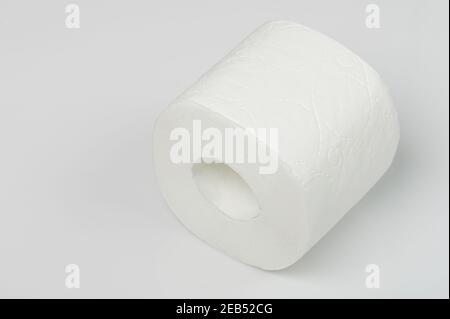 Eine Rolle Toilettenpapier isoliert auf weißem Studiohintergrund Stockfoto