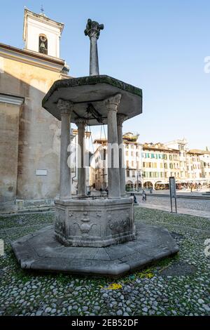 Udine, Italien. Februar 11, 2020. Lanterna di Diogene (die Laterne Diogene) alten Brunnen in St. James Platz Stockfoto