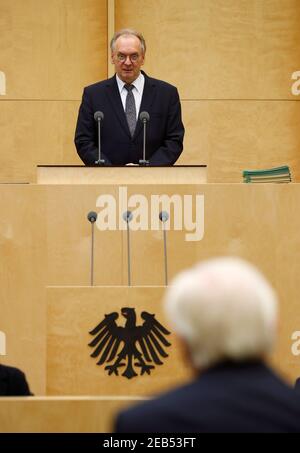 Berlin, Deutschland. Februar 2021, 12th. Reiner Haseloff (CDU), Ministerpräsident von Sachsen-Anhalt und amtierender Bundespräsident, spricht anlässlich der Sitzung des Bundesrates 1000th. Die Kammer der Länder wurde am 7. September 1949 - am gleichen Tag wie der Bundestag - in Bonn konstituiert. Quelle: dpa picture Alliance/Alamy Live News Stockfoto