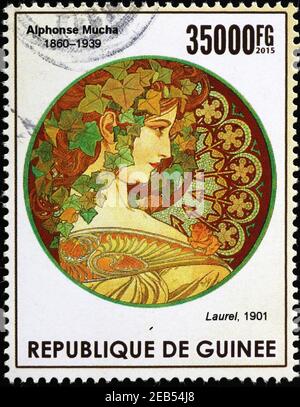 Illustration der Frau von Alfonse Mucha auf Briefmarke von Guinea Stockfoto