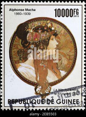 Illustration der Frau von Alfonse Mucha auf Briefmarke von Guinea Stockfoto