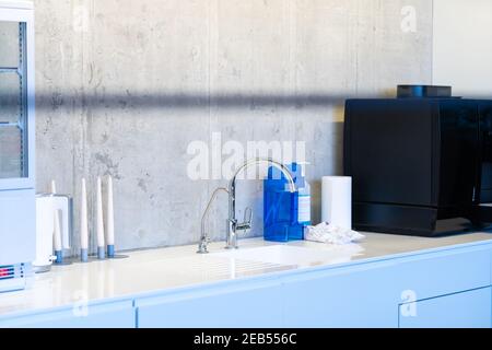 Wasserhahn, aus dem das Wasser fließt. Der Preis steigt. Löscht Durst. Probleme mit Wasser in einigen Ländern. Wasserhahn und Filter. Stockfoto