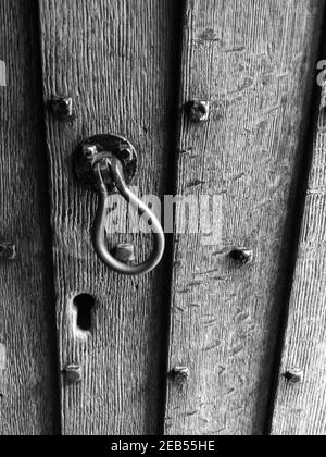 Alte hölzerne Tür, Foto wurde am Tower of London aufgenommen und war eine Gefängnistür für Sir Walter Raleigh. Stockfoto