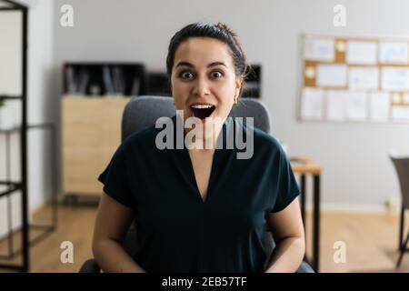 Aufgeregt Glücklich Mitarbeiter Frau Headshot Im Büro Stockfoto