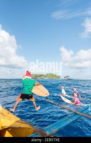 Surfers Kids springen ins Meer zum Surfen, Stockfoto