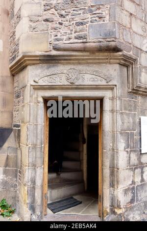 Der Eingang zum Writers Museum im Lady Stair's House in Edinburgh. Dies Stockfoto