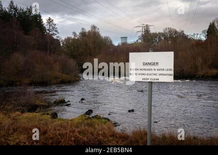 Schild Warnung vor Gefahr durch plötzlichen Anstieg des Wassers durch hydroelektrische Operationen auf einem Fluss, Kendoon, Galloway Schottland Stockfoto