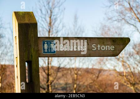 Melden Sie sich bei Bruce's Stone am Clatteringshaws Loch, Galloway Forest Park, Schottland an Stockfoto