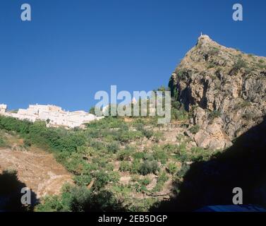 CULSO EN TERRAZAS CON EL PUEBLO Y LA PEÑA CON EL SAGRADO CORAZON. Lage: AUSSEN. CASTRIL. GRANADA. SPANIEN. Stockfoto