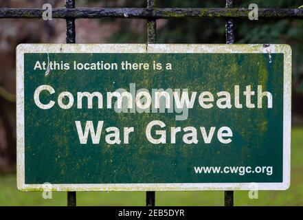 Tongland, Schottland - Dezember 21st 2020: Grünes Commonwealth war Grabschild auf dem Friedhof von Tongland, Galloway, Schottland Stockfoto