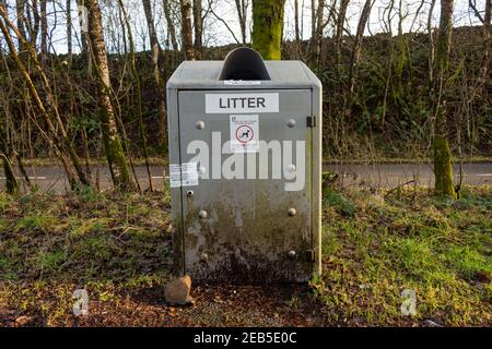 Loch Ken, Schottland - Dezember 21st 2020: Mülltonne auf dem Parkplatz neben der Straße in Dumfries und Galloway, Schottland Stockfoto