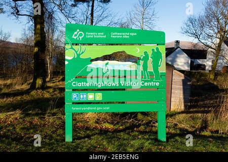 New Galloway, Schottland - Dezember 21st 2020: Clatteringshaws Visitor Centre at Clatteringshaws Loch, Galloway Forestry Park, Schottland Stockfoto