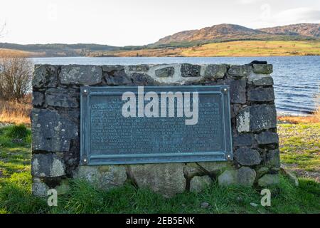 New Galloway, Schottland - Dezember 21st 2020: Plakette am Clatteringshaws Loch, die die Geschichte und Entstehung des loch als Teil des Galloway Hyd beschreibt Stockfoto