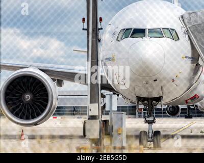 Datei Foto vom 19. September 2020 von Air France Flugzeuge auf dem Flughafen Roissy-Charles de Gaulle (CDG) in Roissy, nördlich von Paris. Frankreich hat seine Pläne für eine größere Erweiterung des Pariser Flughafens Roissy-Charles de Gaulle fallen gelassen, nachdem das Projekt als „veraltet“ und mit dem Kampf gegen den Klimawandel unvereinbar angesehen wurde. Der Bau eines vierten Terminals, der bis 2037 fertiggestellt sein soll, hätte rund 7-9 Milliarden Euro gekostet und die Kapazität des Flughafens um 40 Millionen Passagiere pro Jahr erhöht. Foto von Mario Fourmy/ABACAPRESS.COM Stockfoto