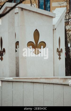 BRCKO, BOSNIEN UND HERZEGOWINA - 11. Feb 2021: Lilly Denkmal der gefallenen Kämpfer der Armee von Bosnien und Herzegowina Stockfoto