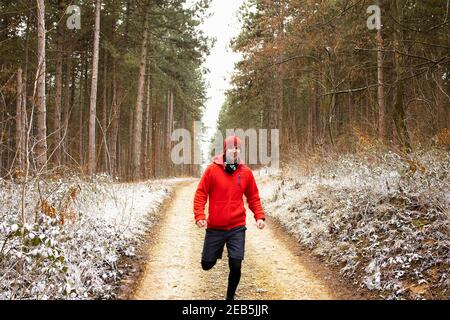 Erwachsener Mann während seiner Outdoor-Laufsitzung Stockfoto