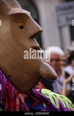 LISSABON, PORTUGAL - 12. Mai 2018: Das berühmte iberische Mascara Festival, das jedes Jahr in Lissabon stattfindet. Die "angefragte" Parade dauert immer pl Stockfoto