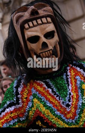 LISSABON, PORTUGAL - 12. Mai 2018: Das berühmte iberische Mascara Festival, das jedes Jahr in Lissabon stattfindet. Die "angefragte" Parade dauert immer pl Stockfoto