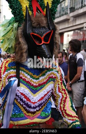 LISSABON, PORTUGAL - 12. Mai 2018: Das berühmte iberische Mascara Festival, das jedes Jahr in Lissabon stattfindet. Die "angefragte" Parade dauert immer pl Stockfoto