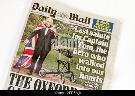 Titelseite der Tageszeitung Daily Mail nach dem Tod, von Covid 19, von Kapitän Sir Tom Moore; mit 100 brachte er £32 für den NHS auf Stockfoto