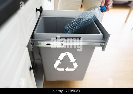 Flaschen-Papierkorb In Der Küche. Sortierung Von Kunststoffabfällen Stockfoto