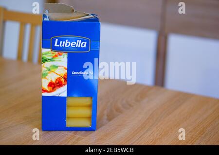 POZNAN, POLEN - 02. März 2016: Öffnen Lubella Cannelloni Box auf Holztisch Stockfoto