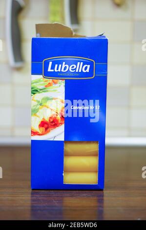 POZNAN, POLEN - 02. März 2016: Öffnen Lubella Cannelloni Box auf Holztisch Stockfoto